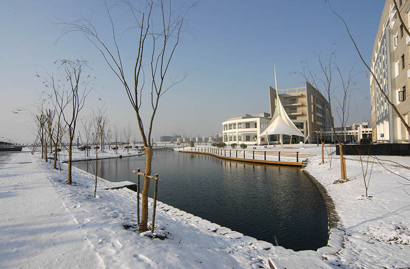 校园雪景