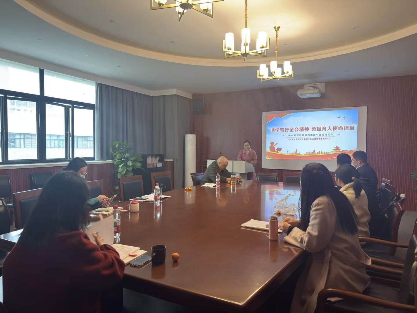 深学全会精神勇担国教育人使命——国际教育学院党支部书记讲授专题党课